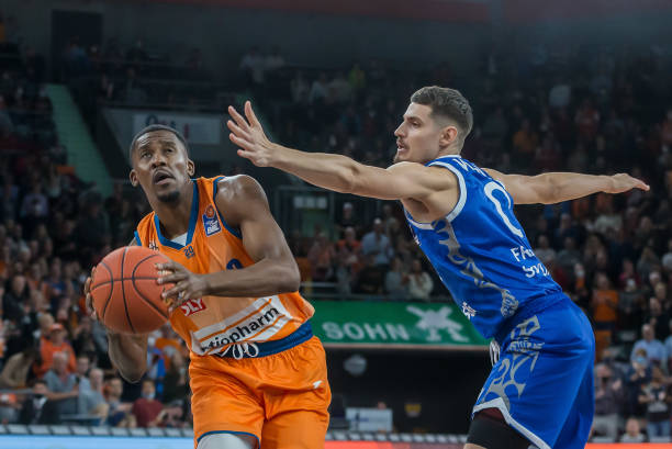 刻不仅让球 刻不仅让球